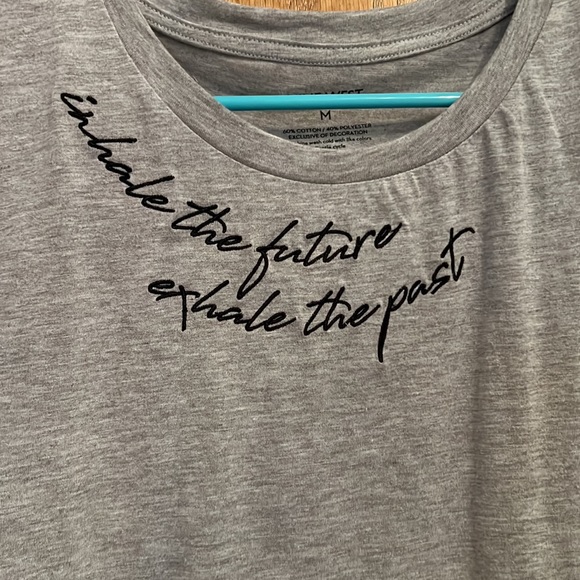 Nine West graphic tee - size medium NWOT - Picture 2 of 4